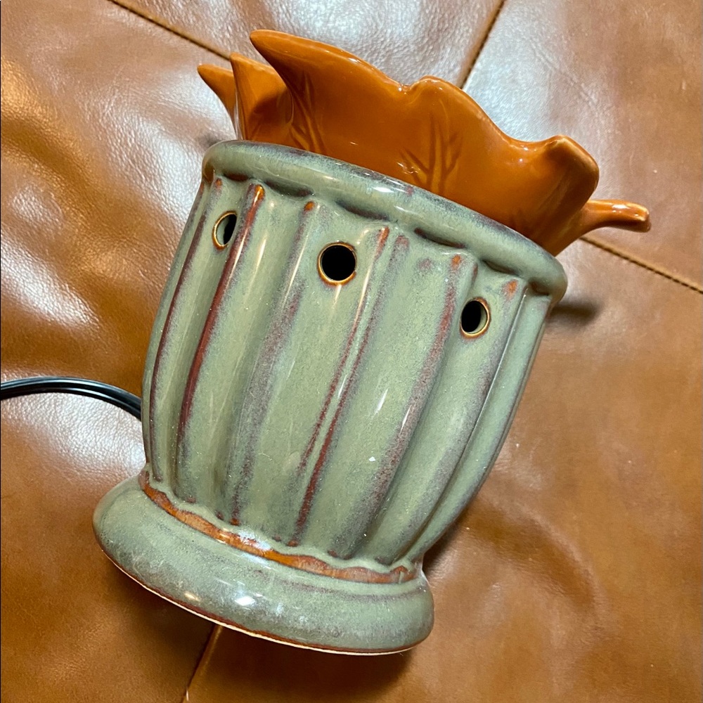 Scentsy Plymouth Full Size Warmer!